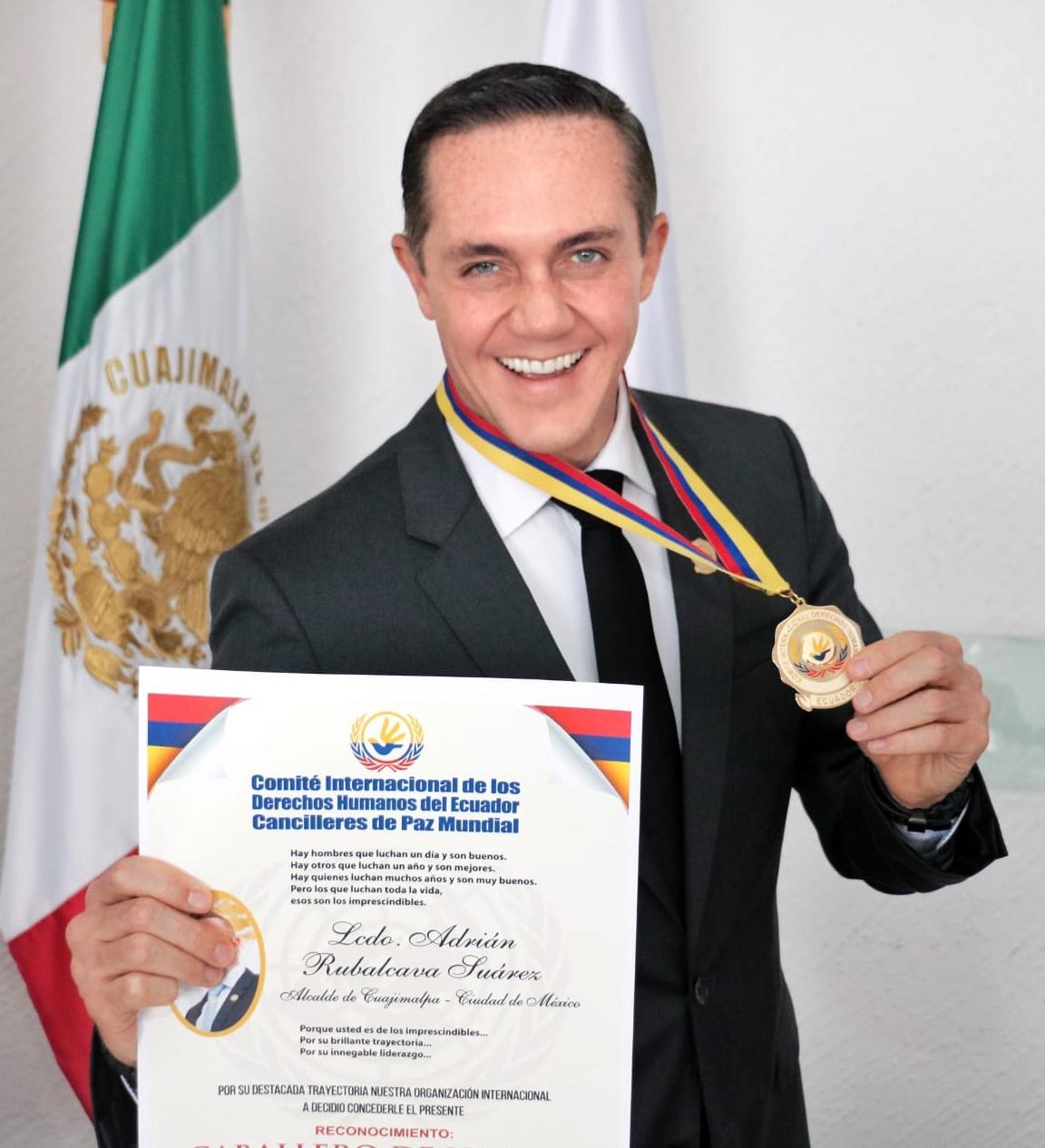 Adrián Rubalcava es nombrado Caballero de Honor por el comité internacional de Derechos Humanos de Ecuador