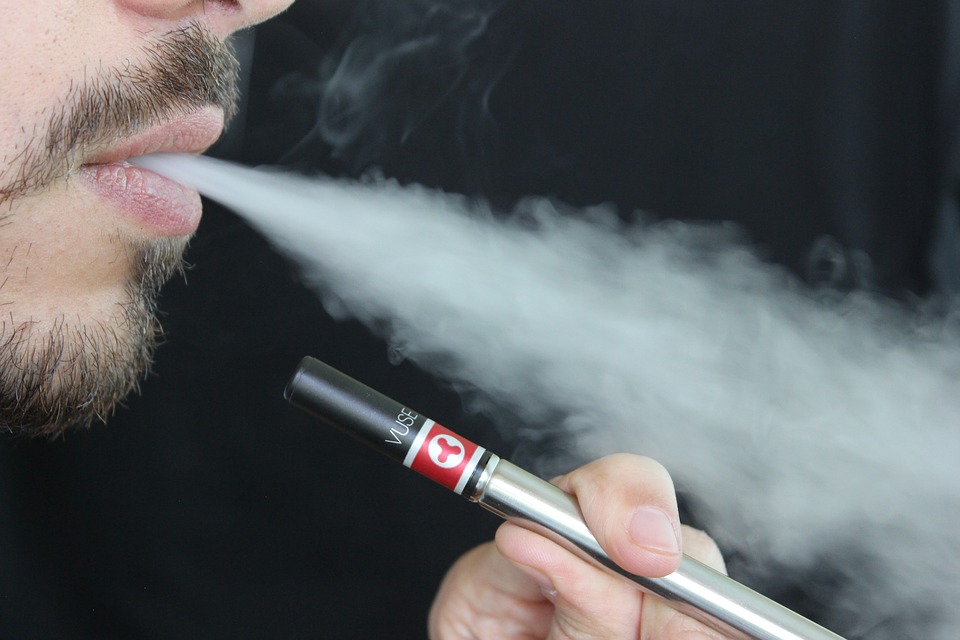 Sedesa propone modificaciones a ley por cigarro electrónico
