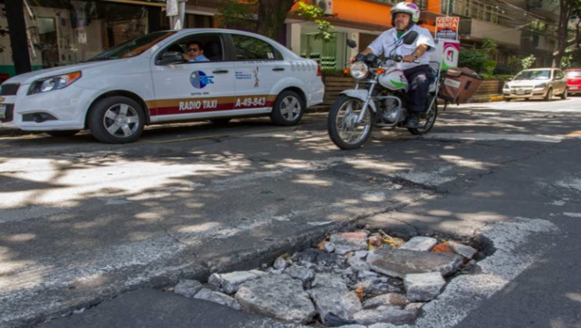 Exigen al GCDMX indemnizar sin pretexto a automovilistas ante daños por baches