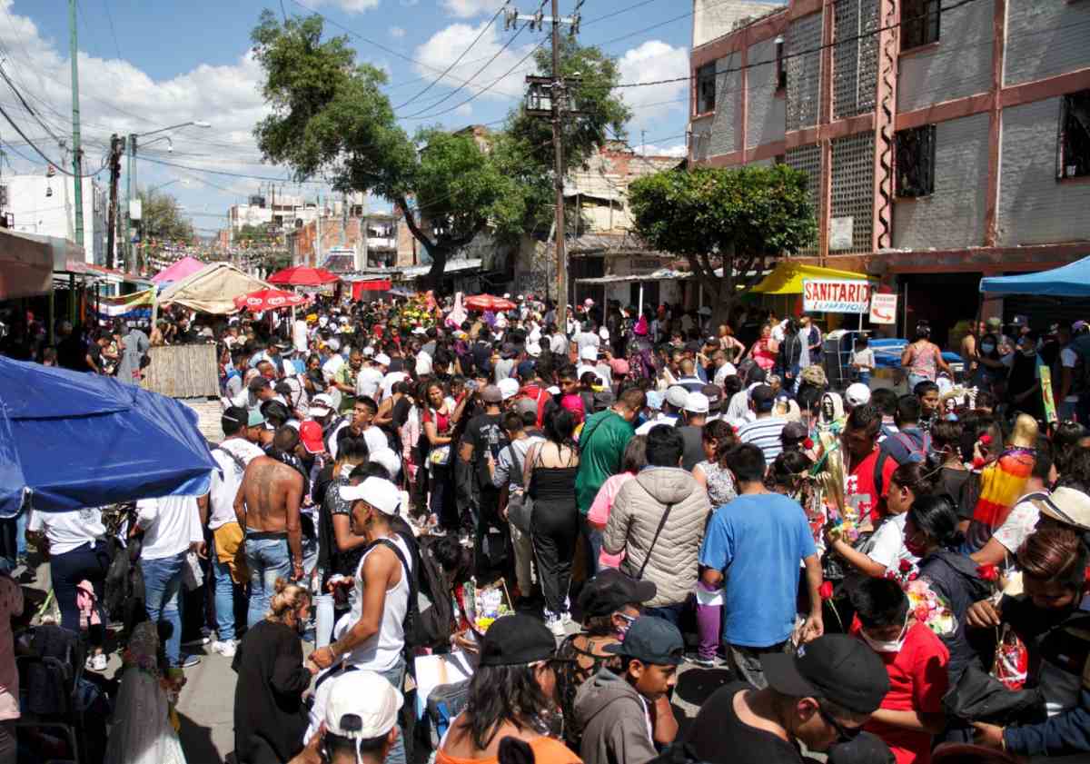 Ignoran covid-19 y así se aglomeran en altar a la Santa Muerte en Tepito