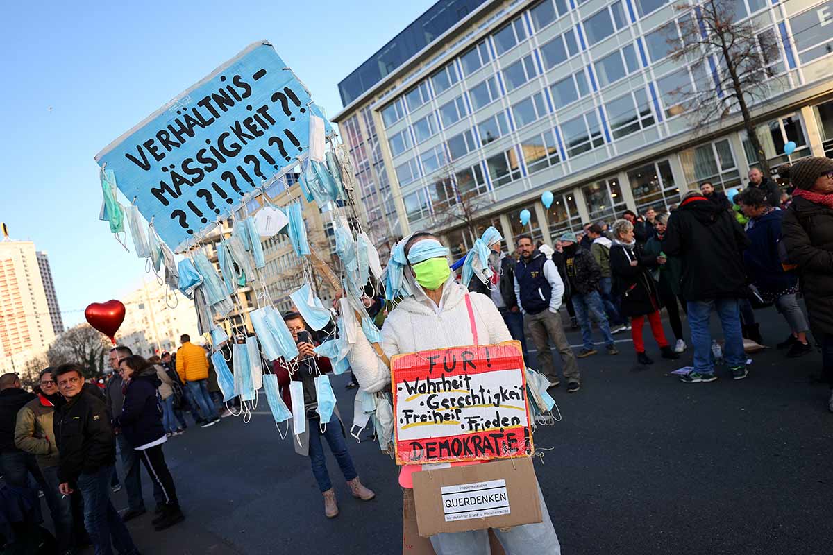 Hartos de restricciones Covid, 20 mil protestan en Alemania