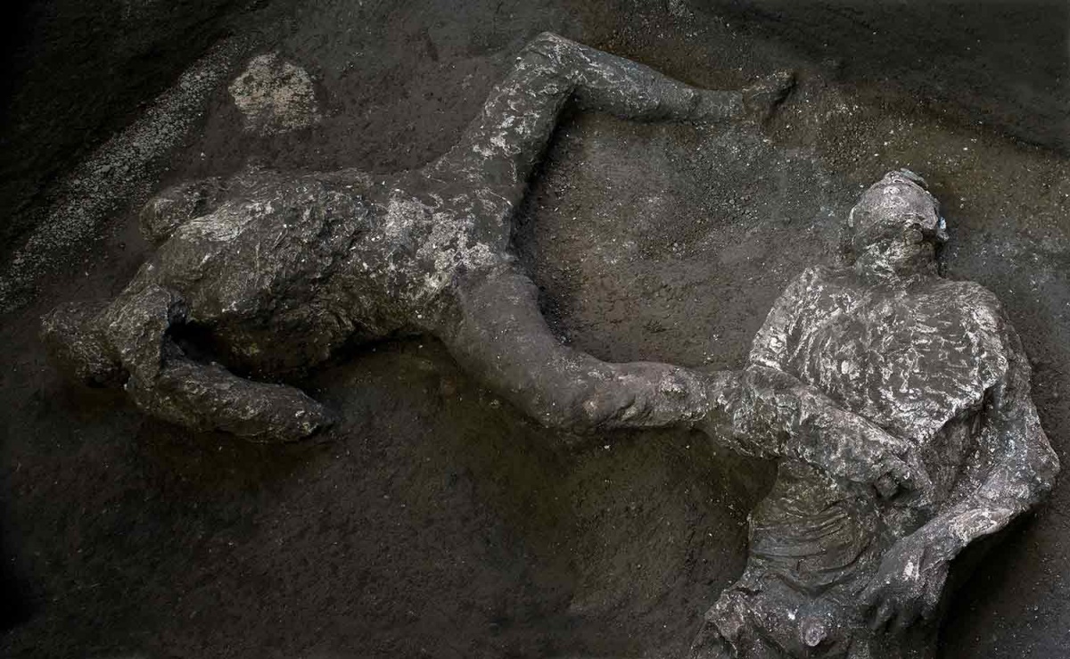 Descubren restos de dos hombres petrificados en Pompeya