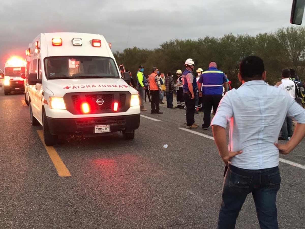 Vuelca autobús con simpatizantes de FRENAAA; 2 mueren