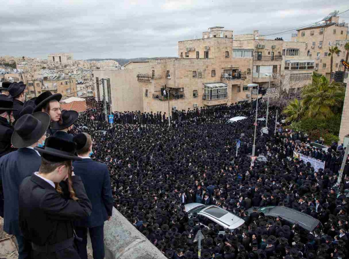 Muere rabino por covid y así se reunieron miles de ortodoxos