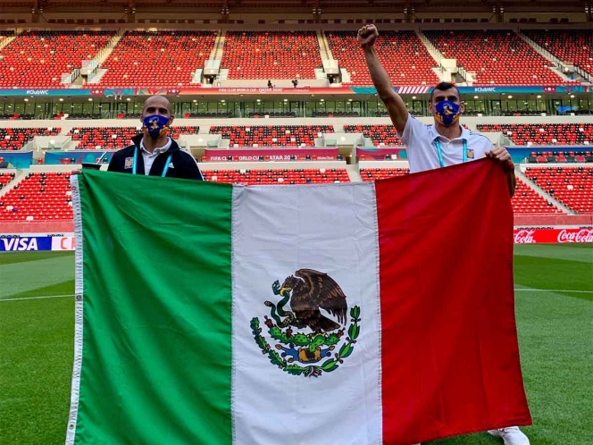 Pizarro y Guzmán, lucen la bandera de México