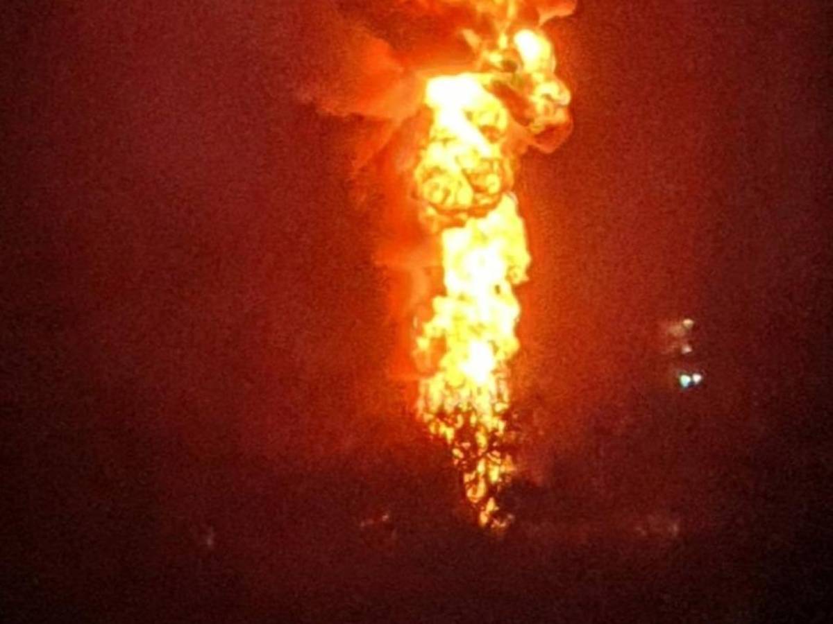 Arde toma clandestina en Querétaro; un muerto