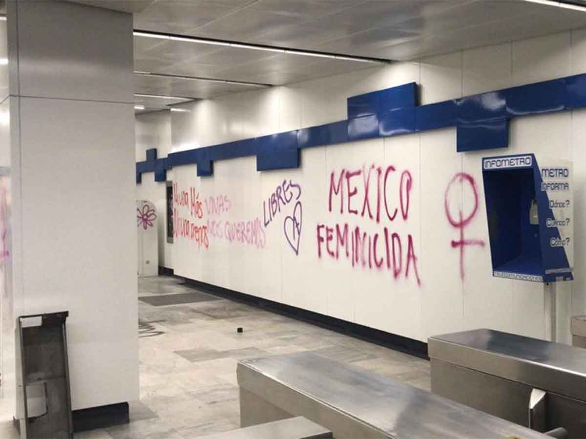 Feministas vandalizan Metro Revolución; policías las encapsulan