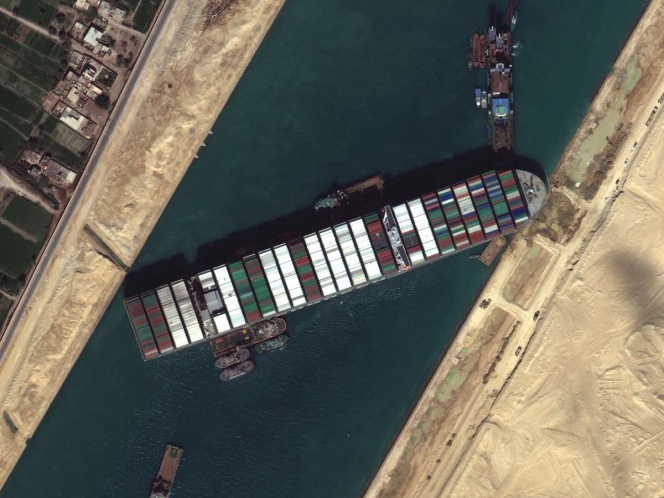 Preparan nuevo intento de liberar buque en Canal de Suez