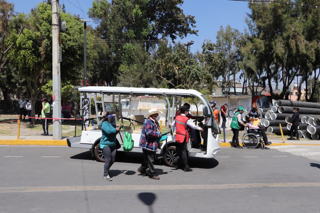 Con carritos de golf y sillas de ruedas apoya Xochimilco a adultos mayores