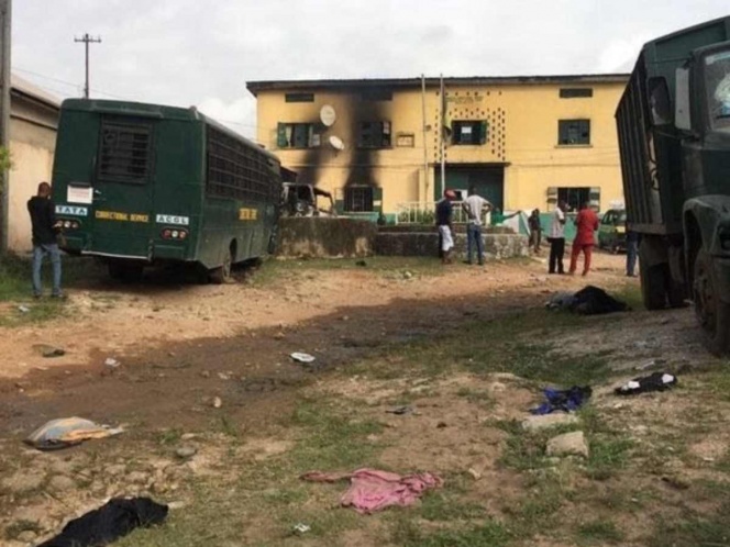 Comando ataca prisión y libera a más de mil 800 reos en Nigeria